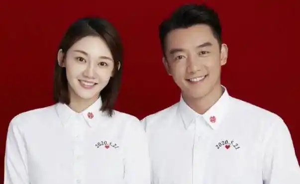 照片中,郑恺和苗苗穿着简单的白色衬衫坐在红色背景墙前,大方的露出