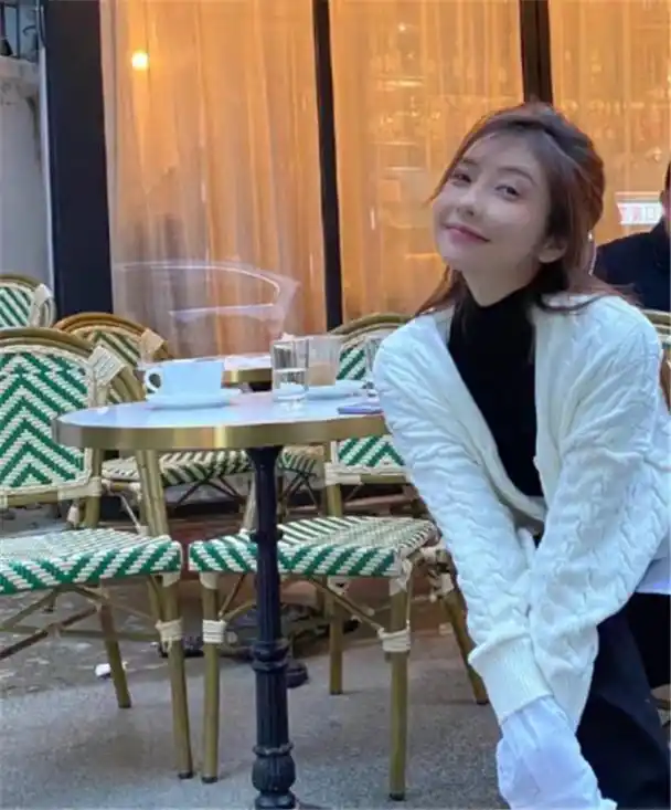 原创王思聪前女友豆得儿晒素颜自拍照,面色略显憔悴