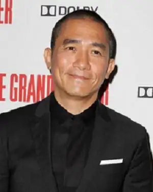 梁朝伟影帝梁朝伟相信大家并不陌生,已有一定年龄的他换上这款轻便的