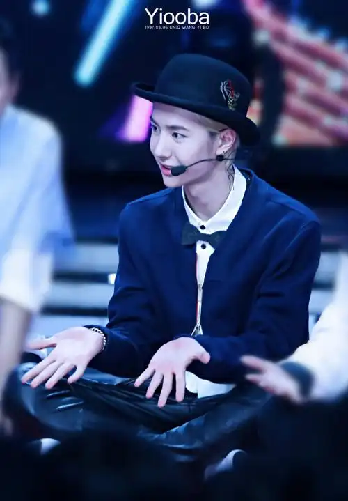 141222快乐大本营uniq王一博crlogo