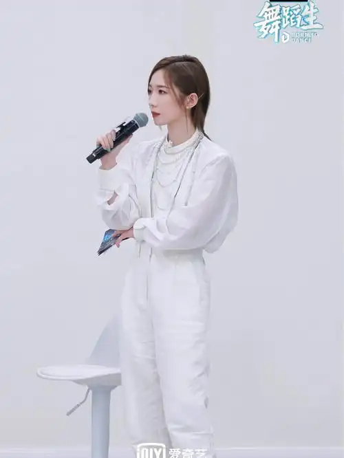 孟美岐舞蹈生节目照