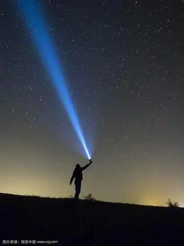 一个手电筒发出的光束会不会传播至无穷远 如果断电后呢