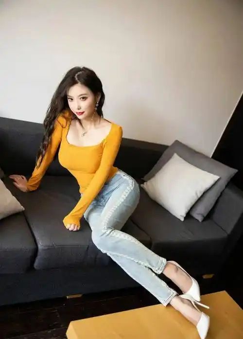 杨晨晨衣服曝光:黄色裤子和牛仔裤!_时尚_紧身_上衣