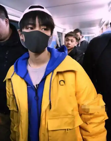 王俊凯强势穿着,一身衣服"五颜六色",粉丝:有他穿才帅!