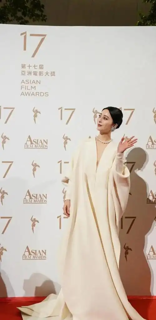 尽管如今已经42岁的范冰冰,但在镜头前,她的皮肤依然娇嫩如脂.