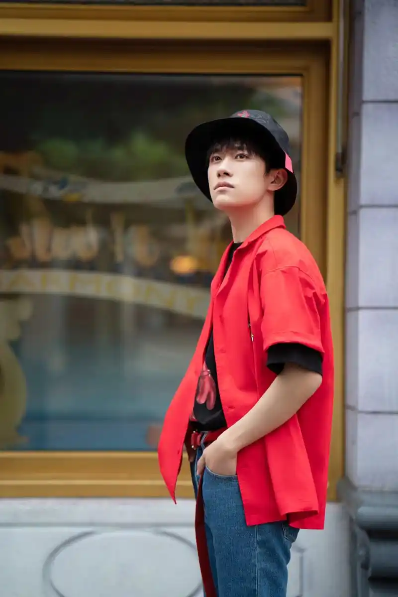 [易烊千玺][新闻]210608 工作室上线发布千玺迪士尼活动存货 阳光下的