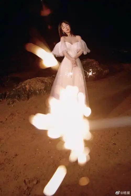 杨紫晒海边沙滩烟花大片穿公主裙仙气飘飘3