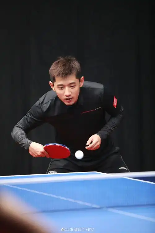 张继科身着黑色运动服打乒乓球_高清图集_新浪网