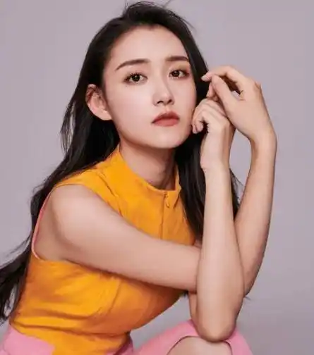 蒋依依大二开学,化淡妆好漂亮,住上下铺,写作业的样子过于真实_宿舍