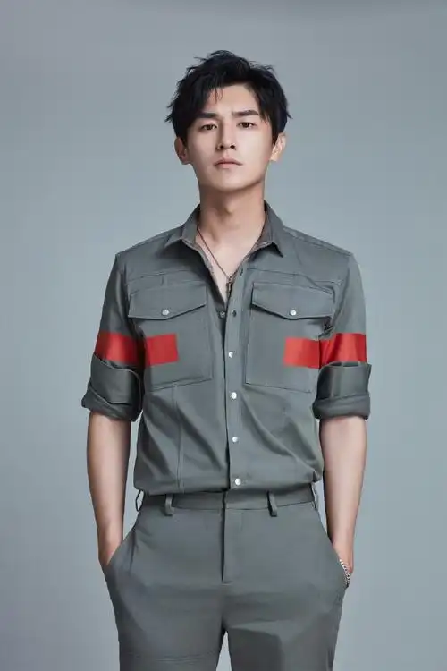 instyle大明星#杨旭文超话@杨旭文曝光一组最新写真,深灰色工装衬衫