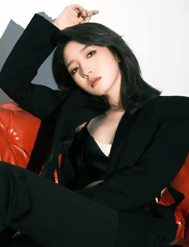 孟美岐的舞蹈如同精灵般灵动,每一个动作都充满了节奏感与美感.