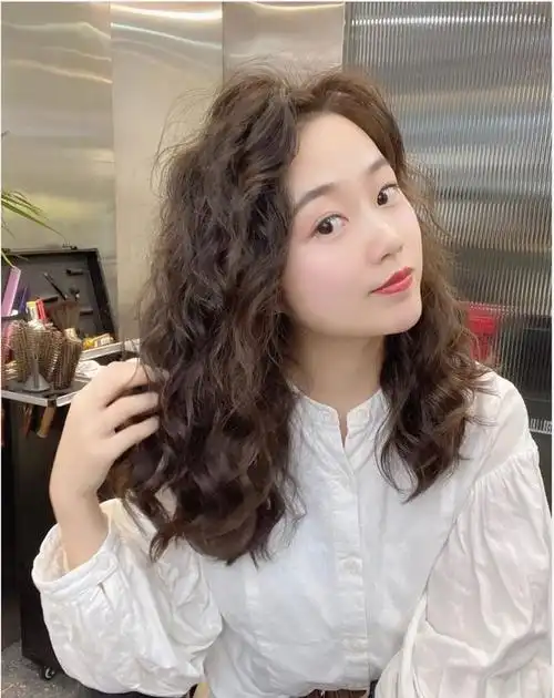 头发细软少发型怎么选烫小卷就对了