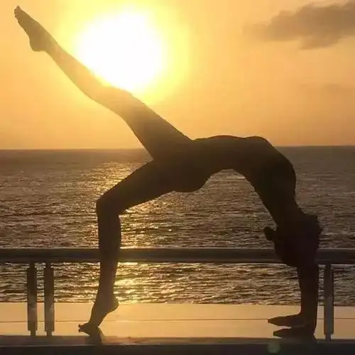 练习瑜伽还有助于孕妇在产前保持平和的心态.