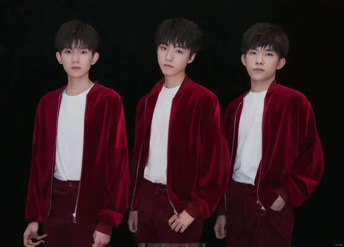 三小只元宵节穿运动套装合影!小和千玺同时插兜,王源的手却抢戏