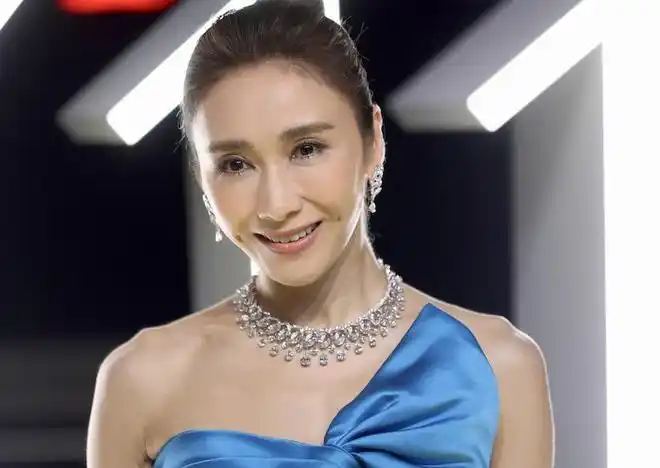 50岁黎姿瘦成皮包骨和郑秀文同框被吊打网友直呼怀念小结巴