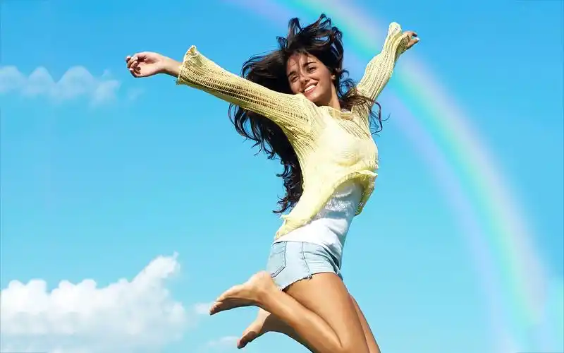 夏季女孩美丽的跳跃 壁纸