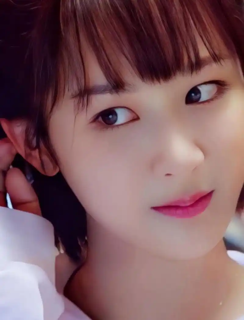 看杨紫梳着齐刘海短发,清纯明艳,水汪汪的大眼睛含着泪花,好像是激动