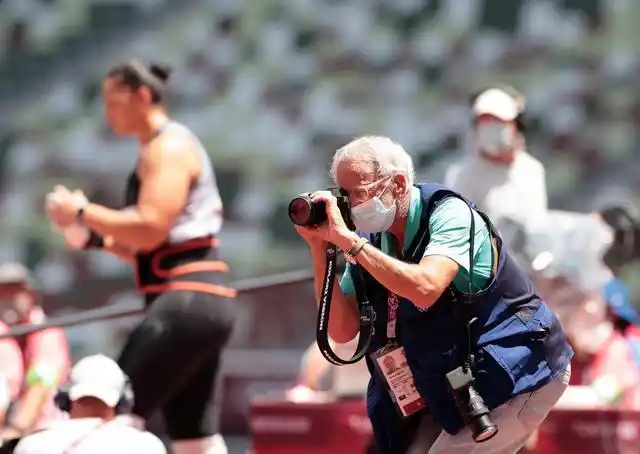 8月1日,著名摄影师大卫·伯奈特拍摄比赛.