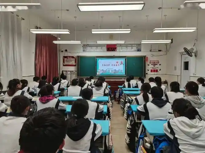 团林口县委组织返家乡大学生走进林口县第四中学开展"青心相伴,安全