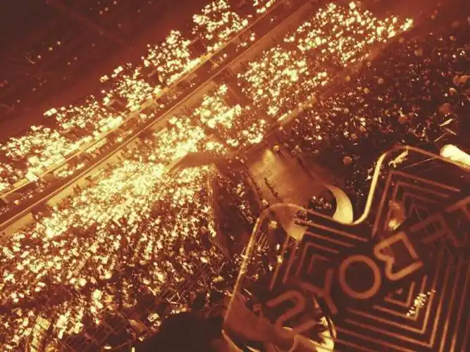 橙海很漂亮,真的,很想看一次全橙的演唱会场啊