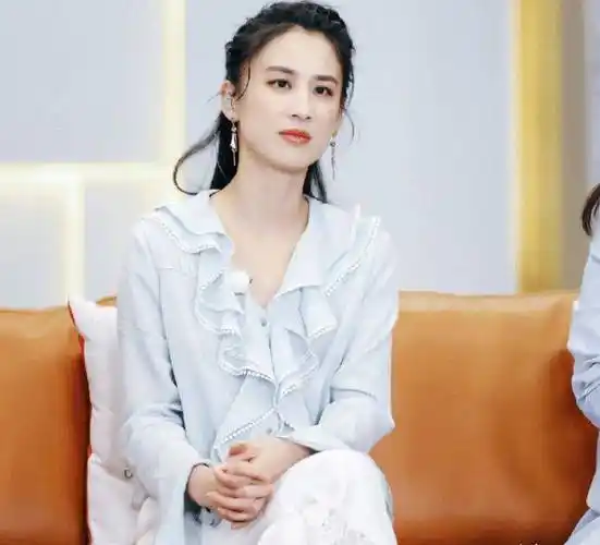 原创婆妈2晒剧照黄圣依冲浪时青春活泼但无精修的腿有谁注意