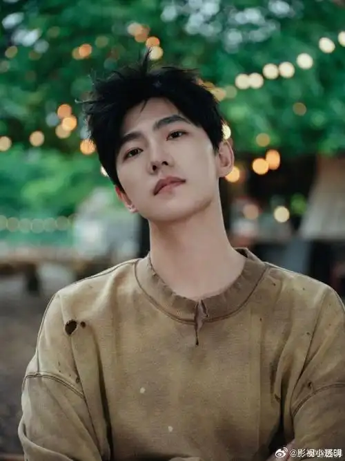 杨洋偶遇羊羊##杨洋撑伞神图#杨洋农场风日常照,帅我一脸!