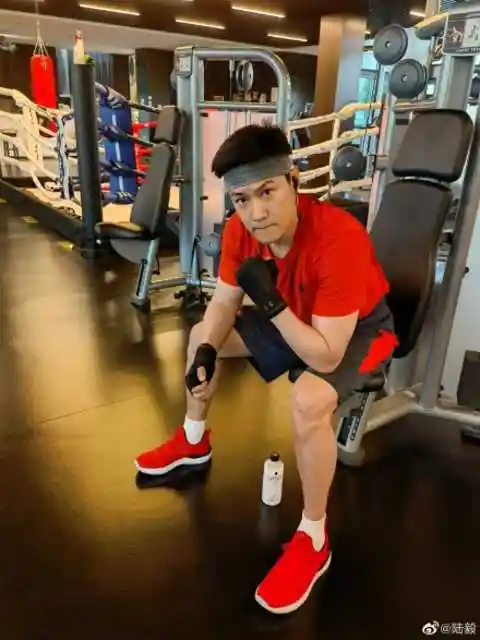 照片中,陆毅一身腱子肉十分抢镜,小腿肌肉线条健硕有力,手臂肱二头肌