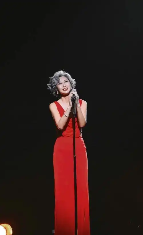 60岁的叶倩文风韵不减当年身穿红裙优雅高贵头发花白也好看