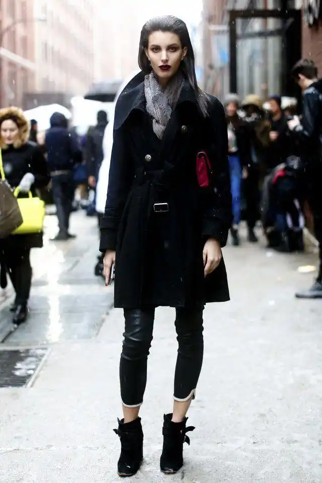 黑色外套配什么颜色打底衫,这样搭不会错