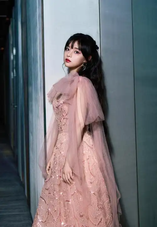 闪耀星光黄霄云粉色亮片连衣裙展现独特魅力