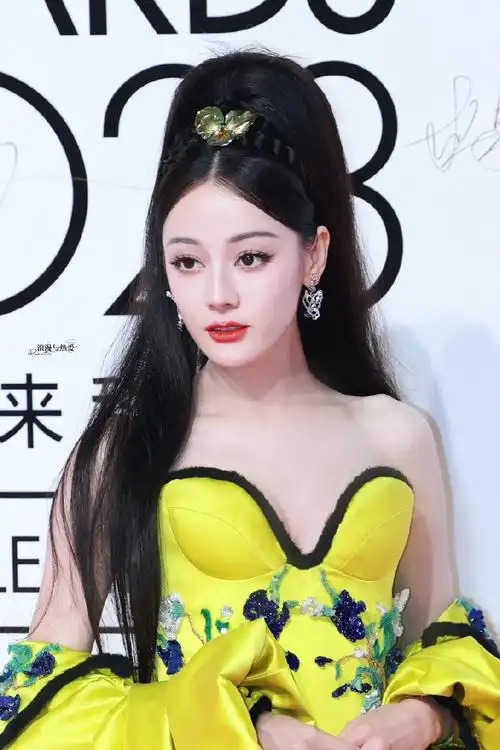 迪丽热巴花团锦簇复古造型##迪丽热巴双马尾麻花辫