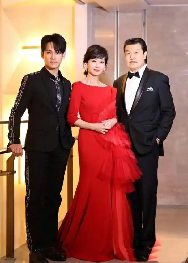 红极一时赵雅芝:带着两个儿子再婚,将丈夫当男朋友让我一生幸福