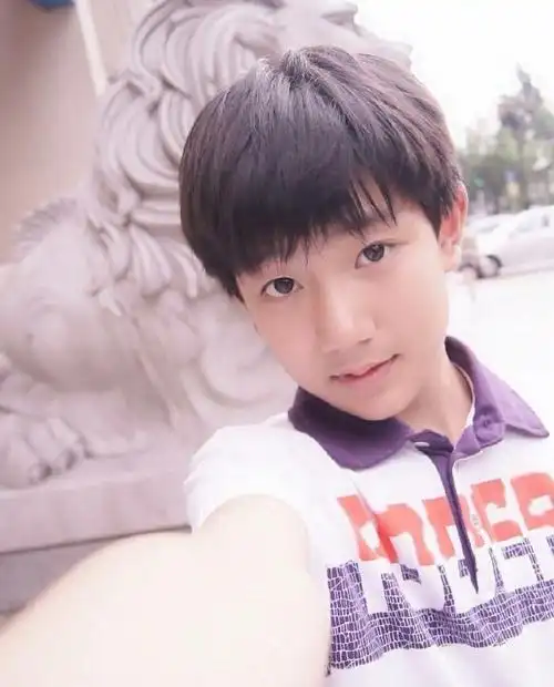 不是的饱饱 你小时候真的确实的确很会自拍@tfboys-王源#王源是懂撞色