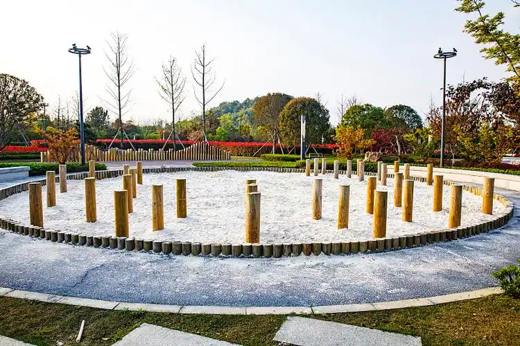 中国贵州贵阳市贵安新区月亮湖公园风光图片下载