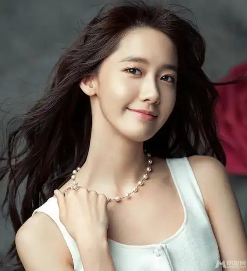 少女时代门面担当林允儿 麻花辫可爱俏皮写