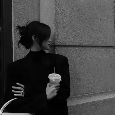 黑白色系女生头像真人高级感 既简约又个性的帅气酷到爆女生头像_女生