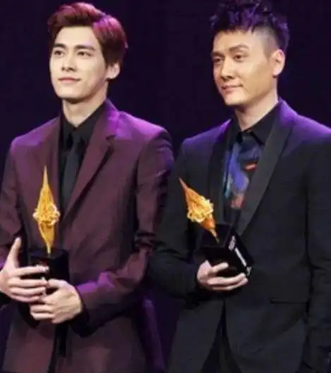 当冯绍峰跟李易峰同台,真实身高一看便知,网友:有人谎报身高!