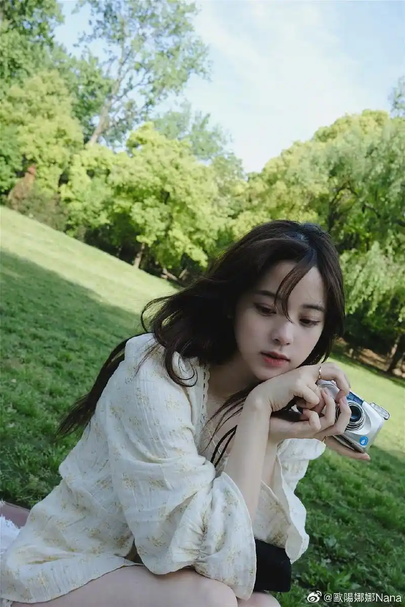 组图:欧阳娜娜晒清新春日照 穿白色碎花对镜甜笑元气十足