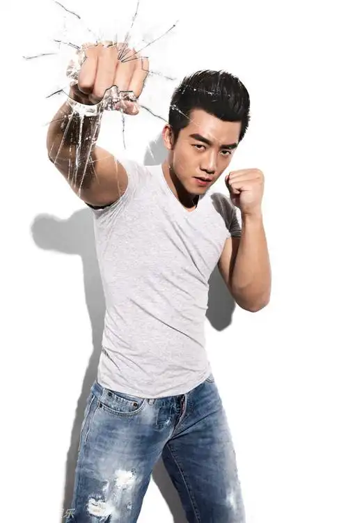 郑恺肌肉发达 野蛮挥拳玻璃碎一地