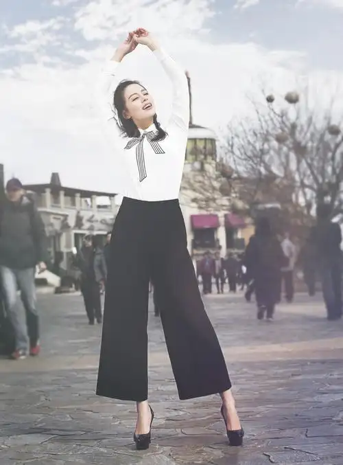 王力可学院风街拍大片曝光 青春甜美气质逼人