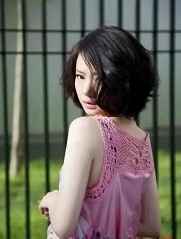 导读: 传统的bob头是完全整齐的,这个发型进行了改良,既有蓬松度,又剪