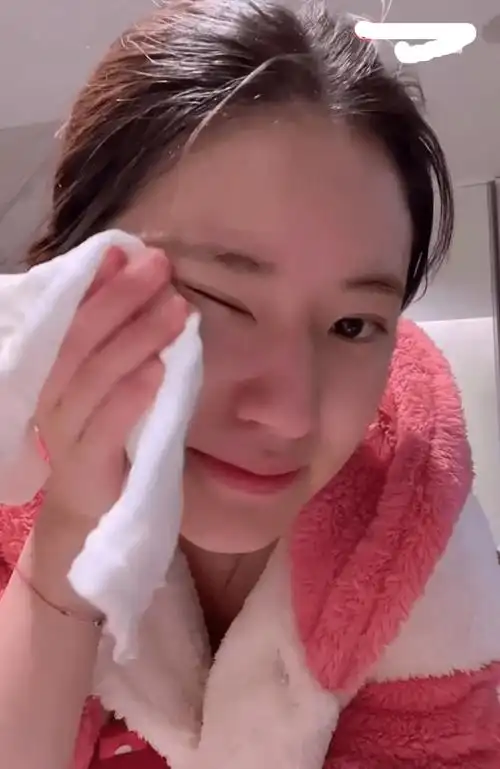 赵露思分享沉浸式卸妆,展示搓脸洗眼护肤全程,皮肤状态超好