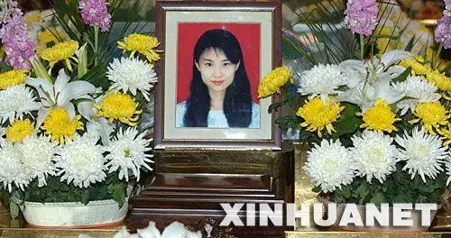 西安女孩志愿救灾殒身青海 数千群众悼念