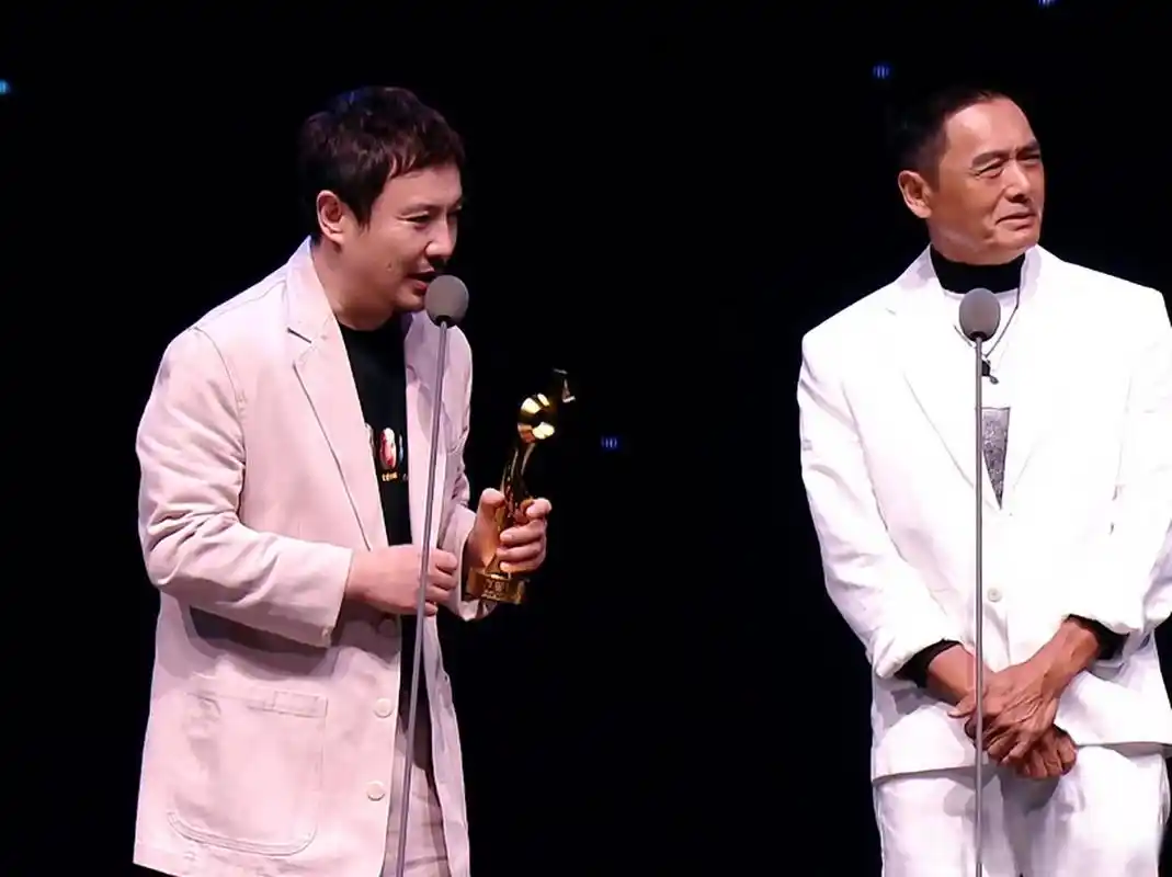 周润发和沈腾贴脸合影了诶!