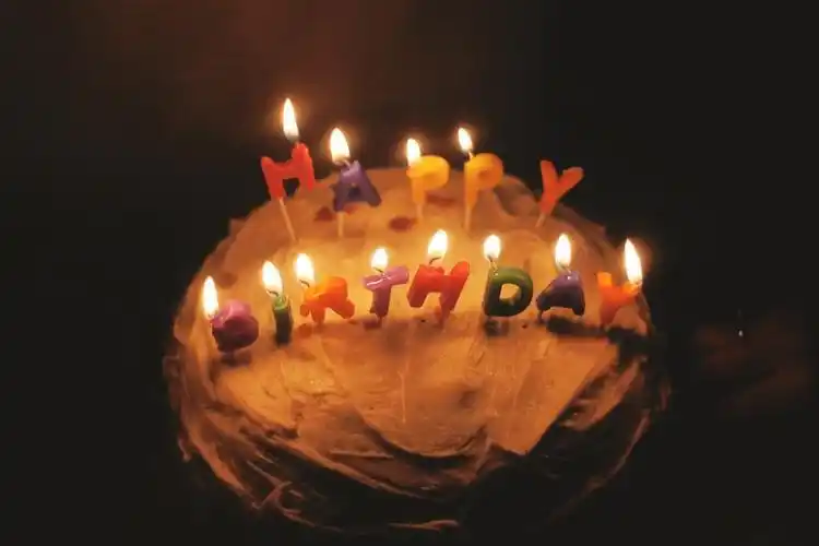 彩色餐饮食物温馨喜庆彩色蜡烛圆圆大蛋糕火焰烛光庆祝生日背景图片