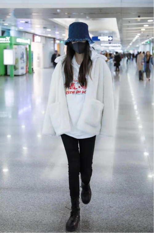 angelababy现身机场白色连帽卫衣款式简洁清新范儿十足