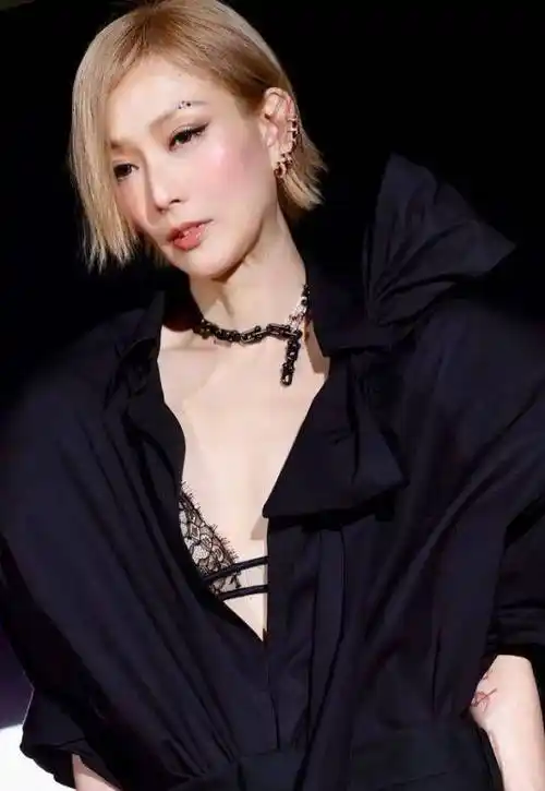 郑秀文&hailey剪完短发大变样_发型_造型_弧度