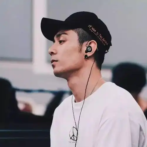 够钟看周柏豪了今晚他在珠海唱的是你的青春