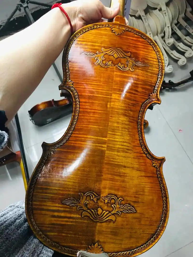 非常漂亮的雕花小提琴不止是乐器也是艺术