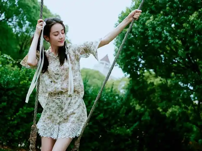 迪丽热巴穿碎花套装清丽脱俗!雪肤玉貌大长腿美若天仙_一身_双手_短裙